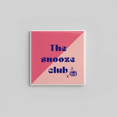 Grappige Quote Keramische Tegel “The Snooze Club” – Moderne Roze Wanddecoratie voor Slaapkamer of Kantoor – 15 x 15 cm