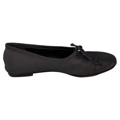 By Far Agnes bedekte, hoog uitgesneden ballerina's van zwart zijdesatijn.