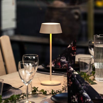 Konstsmide LED tafellamp Menton, zandkleurig, hoogte 27 cm, IP54, USB