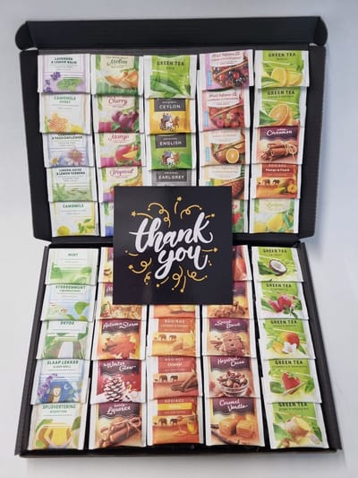 Thee Proeverij Pakket | Theepakket met 50 verschillende theesmaken met Mystery Card 'Thank You' met persoonlijke (video)boodschap | Verjaardag | Sinterklaas | Kerstpakket | Vaderdag | Moederdag | Jubileum | Valentijnsdag