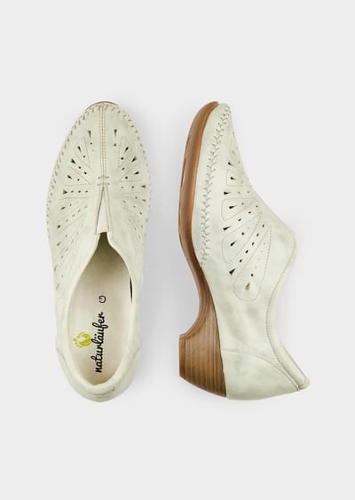 Pumps van geperforeerd leer - steengrijs - Gr. 39 van Goldner Fashion