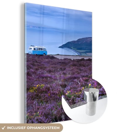 ® Glasschilderij 120x160 cm - Schilderij acrylglas - Retro busje in het landschap van het Engelse Nationaal park Exmoor - Foto op glas - Muurdecoratie woonkamer - Wanddecoratie slaapkamer - Schilderijen