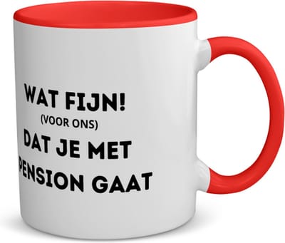 Akyol - wat fijn (voor ons) dat je met pensioen gaat koffiemok - theemok rood - Quotes - iemand die met pensioen gaat - collega's - werknemers - verjaardagscadeau - verjaardag - cadeau - afscheidscadeau - geschenk - leuke cadeau - 350 ML inhoud