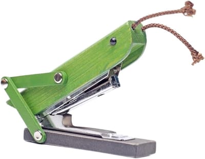 Houten Sprinkhaan Nietmachine - Dierennietmachine Kantoor - Papier Inbinden - Massief Houten Constructie - 13.5 cm - Groen