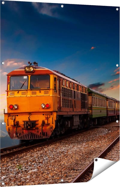 Gards Tuinposter Trein tussen de Bergen in Thailand - 90x120 cm - Tuindoek - Tuindecoratie - Wanddecoratie buiten - Tuinschilderij