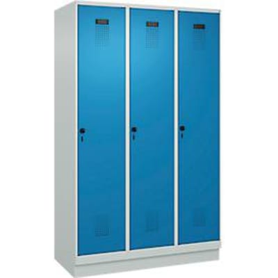 C+P Evolo Plus garderobekast, 3 vakken, 400 mm vakbreedte, met plint, rechts scharnierend, B 1200 x D 500 x H 1950 mm, draaischroef, lichtgrijs/lichtblauw