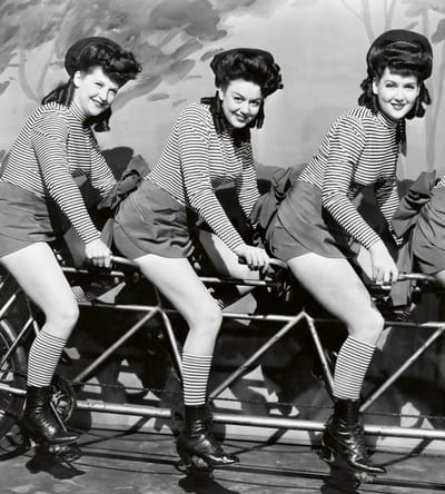Fotobehang - Women on Bicycle 225x250cm - Vliesbehang