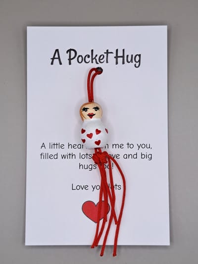Gelukspoppetje veel liefs - Liefde - A pocket hug kaartje - Wenskaartje - Valentijn Cadeautje - Gelukspoppetje liefde - een Engeltje voor jou - Geluksengel, Guardian Angel - Beschermengelpoppetje - Love poppetje