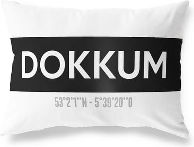 Tuinkussen DOKKUM - FRIESLAND met coördinaten - Buitenkussen - Bootkussen - Weerbestendig - Jouw Plaats - Studio216 - Modern - Zwart-Wit - 50x30cm