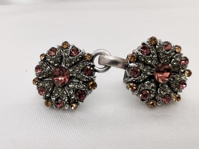 Vestsluiting - clip met haakje - Rozet - met schitterde kleur kristal en strass steentjes voor - vest - sjaal - omslagdoek in kleur antiek zilver look.