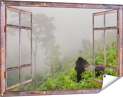 Gards Tuinposter Doorkijk Gorilla in het Woud tijdens de Mist - 120x80 cm - Tuindoek - Tuindecoratie - Wanddecoratie buiten - Tuinschilderij