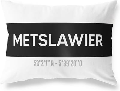 Tuinkussen METSLAWIER - FRIESLAND met coördinaten - Buitenkussen - Bootkussen - Weerbestendig - Jouw Plaats - Studio216 - Modern - Zwart-Wit - 50x30cm