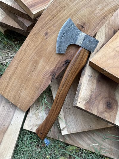 Prachtig afgewerkte bijl in Noorse Viking stijl van Damascus Staal, zowel handvat als bijlblad zijn met de hand afgewerkt