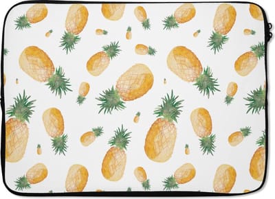 Laptophoes 13 inch - Ananassen - Fruit - Wit - Laptop sleeve - Binnenmaat 32x22,5 cm - Zwarte achterkant