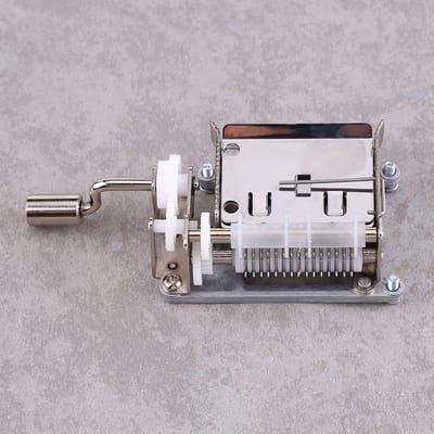 Dailygoods- Muziekdoos DIY Creatief - Muziekbeweging 10,8 x 7 x 3,5 cm - 15 Muziek Papieren - Perforator - 20 Witte Papieren Linten - Maak je Eigen Melodie - Muziekdoosje
