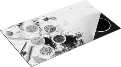 Chefcare Inductie Beschermer Kruidenbakjes op een Witte Houten Tafel - Zwart Wit - 90x50 cm - Afdekplaat Inductie - Kookplaat Beschermer - Inductie Mat