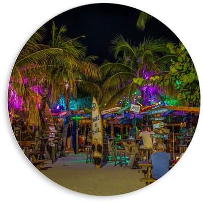 Forex Wandcirkel - Beachclubje in de Nacht - 80x80cm Foto op Wandcirkel (met ophangsysteem)
