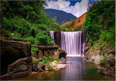 Fotobehangkoning - Behang - Vliesbehang - Fotobehang - Reggae Falls - Watervallen in Jamaica - 150 x 105 cm