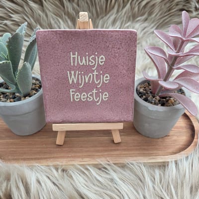 CreaCraft - Robuust Wenstegeltje – huisje wijntje feestje - Hip trendy tegeltje –Housewarmingcadeau of zomaar – 10x10 cm – Wanddecoratie –Sfeervol en Persoonlijk - Vriend(in) – Trendy nu – Decoratief Tegeltje met Standaard – Cadeau Idee