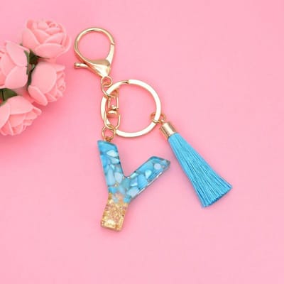 Letter Sleutelhanger A-Z – Luxe Initialen Sleutelhanger met Pompon & Kwastje – Tashanger voor Dames & Meisjes – Accessoire voor Sleutelbos, Handtas, Rugzak & Autosleutel – Persoonlijk Cadeau voor Vrouw, Moeder, Dochter & Vriendin