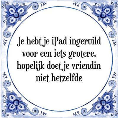 Tegeltje met Spreuk (Tegeltjeswijsheid): Je hebt je iPad ingeruild voor een iets grotere, hopelijk doet je vriendin niet hetzelfde + Kado verpakking & Plakhanger