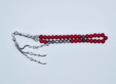 Handgemaakte naam tasbih 33 Kralen Natuursteen “Bloedkoraal” - met metaal tassel “Zwaarden"- Met je naam of de naam van uw geliefde- 8 mm diameter van de korrel