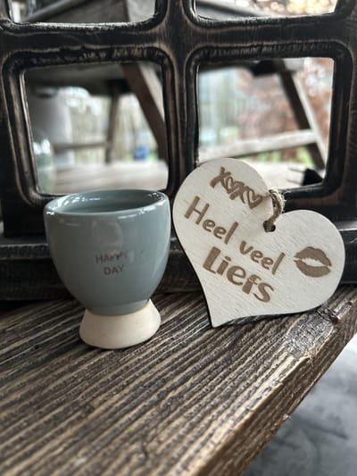Creaties van Hier - Sojakaars in eierdop Happy Day met houten hartje - 6 cm - Keramiek