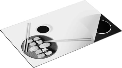 Chefcare Inductie Beschermer Sushi met Stokjes op een Witte Achtergrond - Zwart Wit - 85x52 cm - Afdekplaat Inductie - Kookplaat Beschermer - Inductie Mat