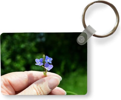 Sleutelhanger - Vergeet-mij-nietje in de hand van een vrouw - Uitdeelcadeautjes - Plastic