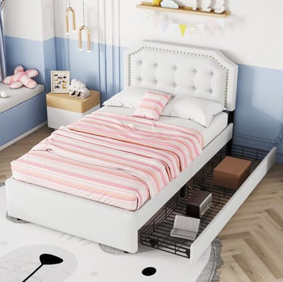 90 x 200 cm vlak bed, gestoffeerd bed, gestoffeerd nachtkastje met klinknagelversiering, dubbele lades, lichtbeige.