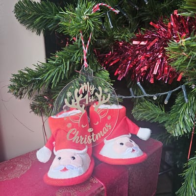 Babyslofjes Kerstman – Maat 16-17 – Inclusief Plexiglas Kerstbal “My First Christmas”