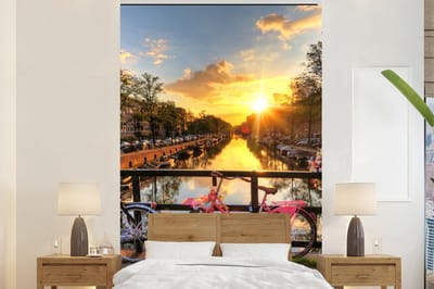Behang - Fotobehang Amsterdam - Bloemen - Brug - Fiets - Zonsondergang - Breedte 170 cm x hoogte 260 cm