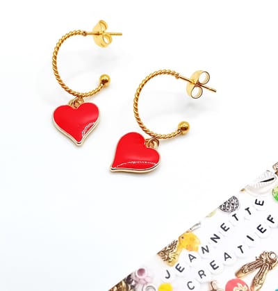 Jeannette-Creatief® - Chique - Love - Oorring met bedel - Rode Oorbellen - Oorbellen Goud - Hartjes - Bedel - Oorbellen dames - Dames oorbellen - Gouden Oorringen - Rode Sieraden - Valentijn - Moederdag