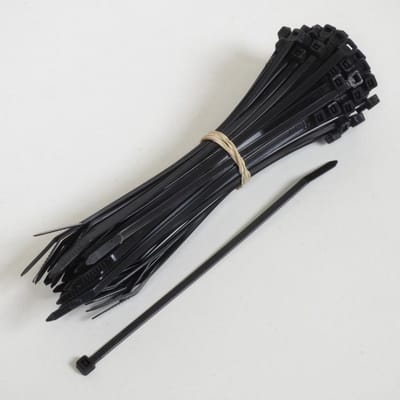 100 zwarte ingekeepte klemmen 135x2,5 k06035 8600230301 rilsan voor motoren