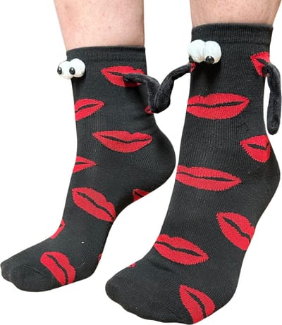 Grappige Sokken met Magneet Handjes - Zwart met 3D ogen en Rode Lippen - Dames maat 35-40 - Love Socks