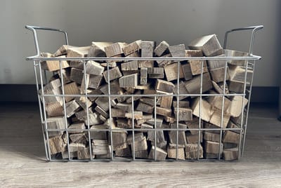 Aanmaakhoutjes in metalen mand | gedroogd | houtkachel | haard