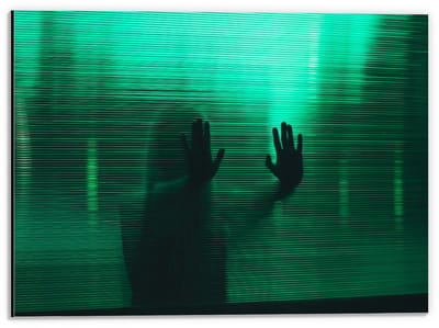 Dibond - Schim van Vrouw achter Groen Glas - 40x30cm Foto op Aluminium (Met Ophangsysteem)