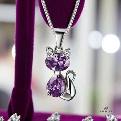 Leerella Luxe Paarse Kat Hanger Ketting - Prachtige Zilverkleurige RVS Sieraden voor Elke Gelegenheid 40+5cm