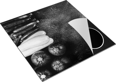 Chefcare Inductie Beschermer Courgettes op Zwarte Marmer - Groente - Zwart Wit - 78x78 cm - Afdekplaat Inductie - Kookplaat Beschermer - Inductie Mat