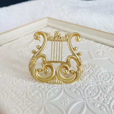 Vintage Gouden Lier Broche – Barokke Stijl Muziekinstrument Speld Voor Blazers Jurken beige