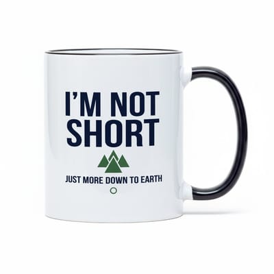 Grappige Quote Koffiemok 330ml – “I’m Not Short, Just More Down to Earth” – Humoristisch Cadeau voor Vrienden & Collega’s