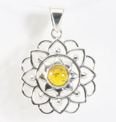 Opengewerkte zilveren hanger met amber