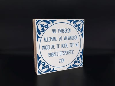 Woodart Houten Tekstbord “Bubbeltjesplastic” – Wanddecoratie 18x18 cm – Humor Quote Bord – Woondecoratie Wit / Delfts Blauw Stijl