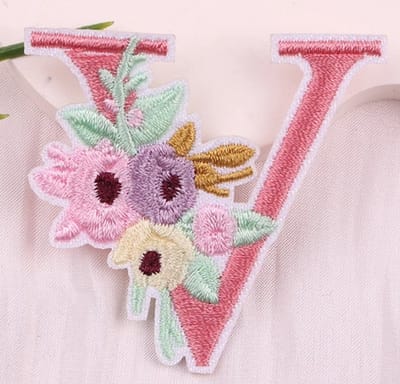 Strijk Embleem Alfabet Patch - Letter V - Bloemen Roze - 5cm hoog - Letters Stof Applicatie - Geborduurd - Strijkletters - Patches - Iron On
