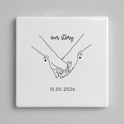 Our Story – Gepersonaliseerde Koppel Datum Keramische Tegel 15 × 15 cm | Hand in Hand Liefde Woondecoratie Aandenken