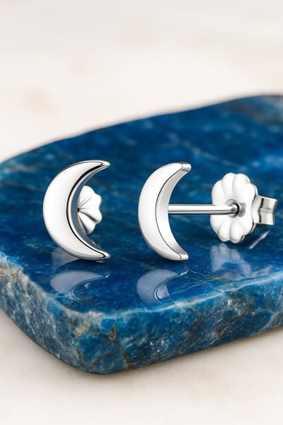Lundholm Oorknopjes Dames Zilverkleurig Maan - Premium Stainless Steel - Kleine Maantjes Oorbellen 0.6 cm - Vrouwen Cadeautjes Kadootjes - Luxe Geschenkverpakking