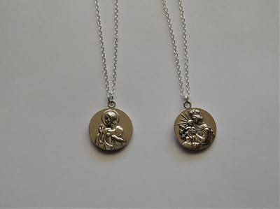 Ketting met hanger Jezus en Maria zilver plated verzilverd.