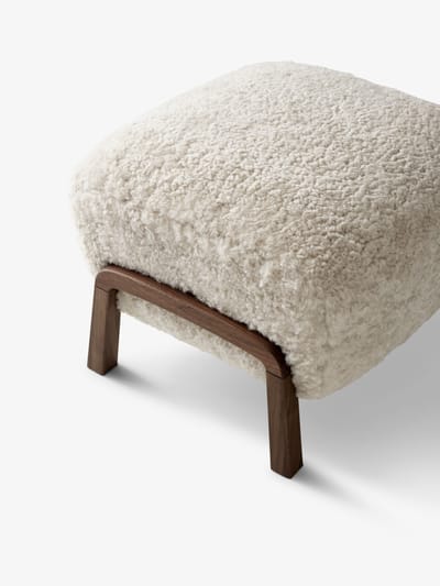 &Tradition Wulff ATD3 Poef - sheepskin moonlight - oiled walnut