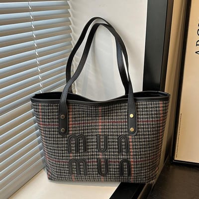 Retro Contrasterende Gestreepte Letters Trend Herfst en Winter Nieuwe Grote Capaciteit Wollen Eén Schouder Onderarm Draagtas Dames Tas black