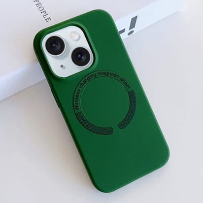 Magnetische Liquid Silicone Hoesje Geschikt voor: iPhone 14 Pro Max - Compatibel met MagSafe - Krasbestendige achterkant - Backcover - Groen